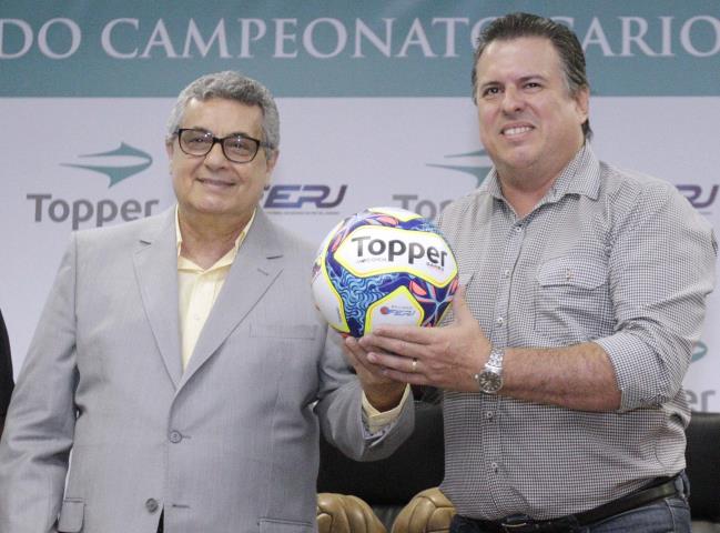 FERJ e Topper lançam nova bola do Carioca 2017