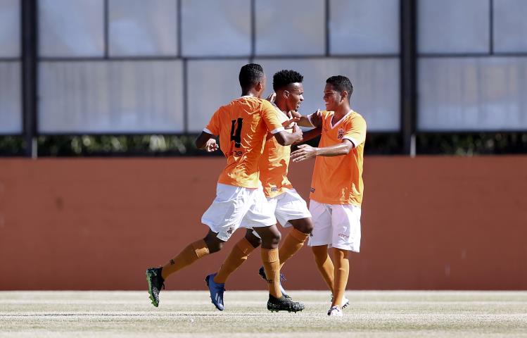 Nova Iguaçu vence mais uma e segue na ponta