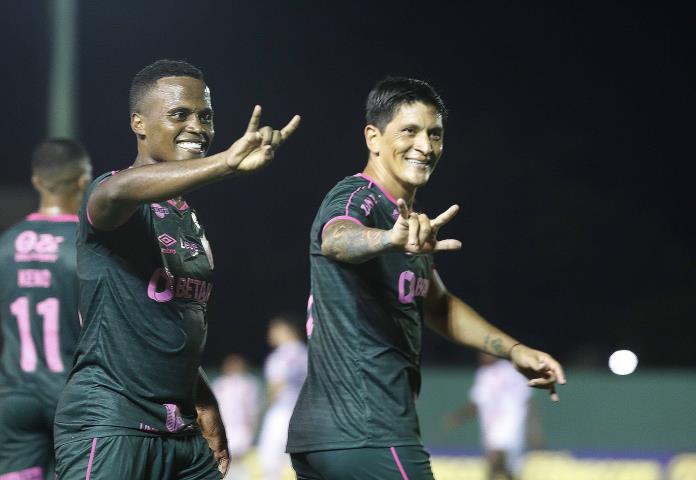 Fluminense vira sobre o Bangu e dispara na liderança