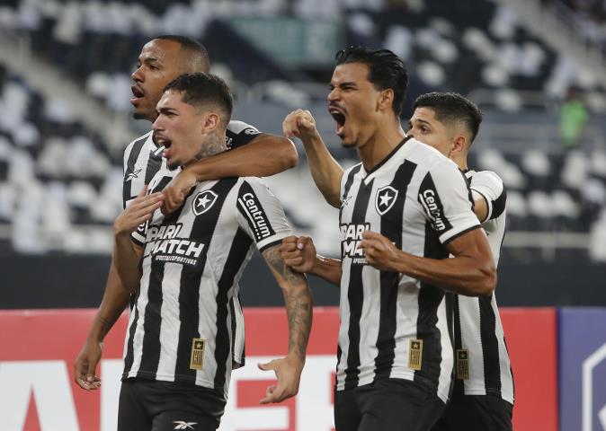 Botafogo vence a LDU, por 2 x 1, no Maracanã e segue na briga pela vaga nas oitavas