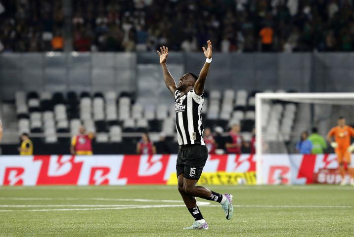 Botafogo vence clássico e alcança a liderança