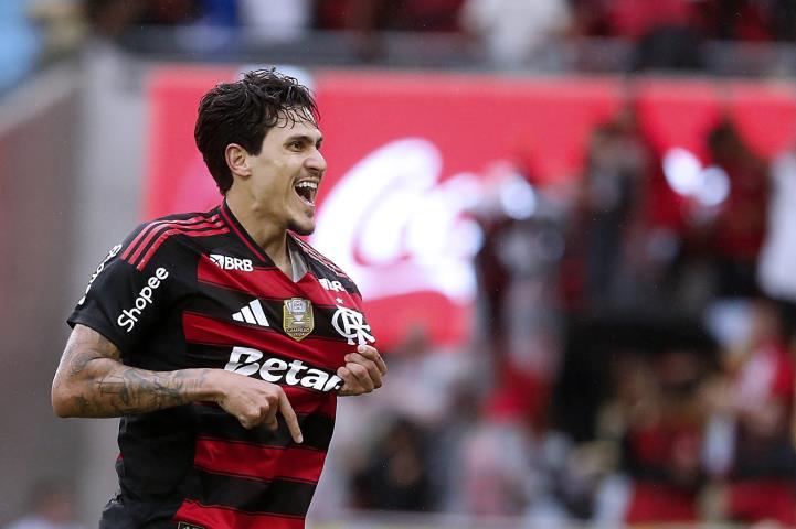 Flamengo vence e fica junto do Palmeiras no Brasileirão
