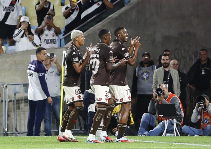 Vasco vence clássico e segue subindo no Brasileiro