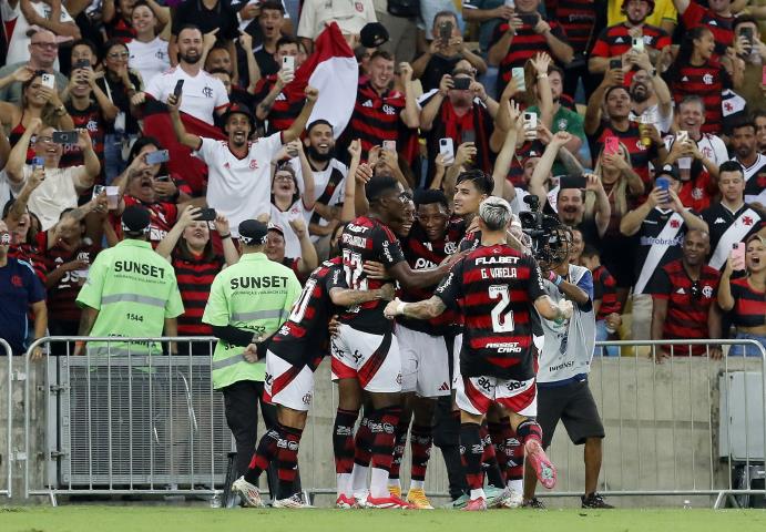 Flamengo vence o Vasco e se classifica para as semifinais