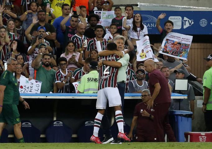 Fluminense marca no fim e vence a 3ª sob o comando de Renato