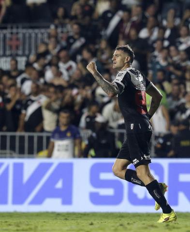 Vegetti marca dois, Vasco derrota o Sport em São Januário