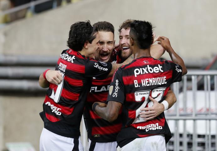 Leo Pereira marca e coloca o Flamengo nas oitavas da Libertadores