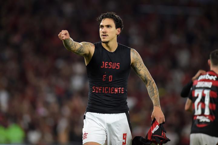 Pedro desencanta e Flamengo vence clássico