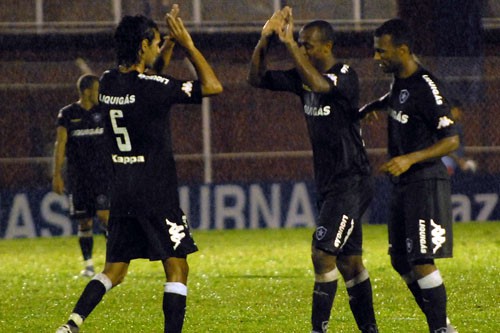 BOTAFOGO GOLEIA O FRIBURGUENSE E ENCOSTA NO FLAMENGO: 5 A 1