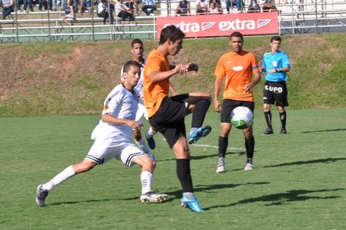 Sendas vence o Resende e encosta nos líderes
