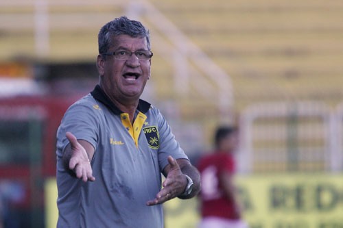 Dário Lourenço mantém esquema ofensivo para tentar quebrar tabu