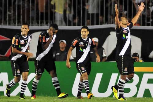 Vasco goleia o Grêmio e assume a liderança do Brasileirão