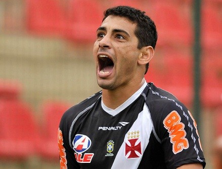 Vasco vence e segue líder do Brasileiro