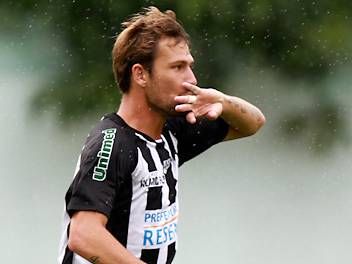 Resende vence e segue na liderança do grupo A