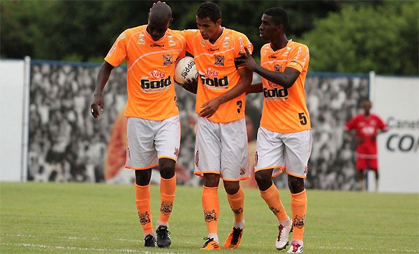 Nova Iguaçu apoia Leandrão após dois pênaltis perdidos