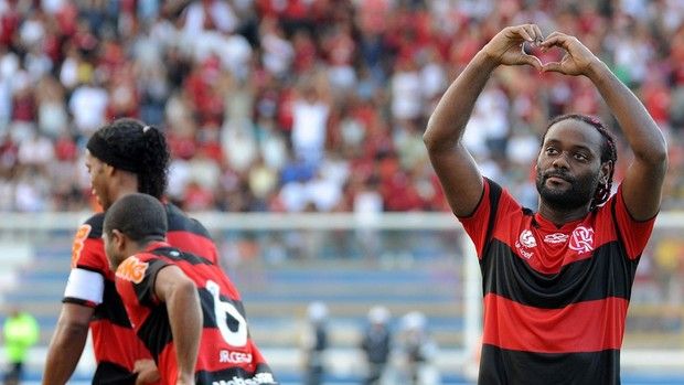 Vágner Love marca dois e Flamengo vence o Bangu