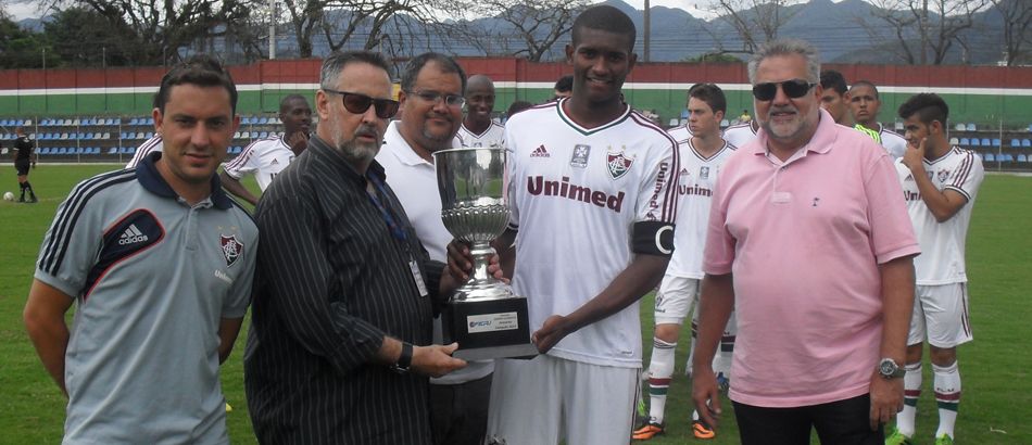 Fluminense recebe Troféu Super Clássicos Sub-20