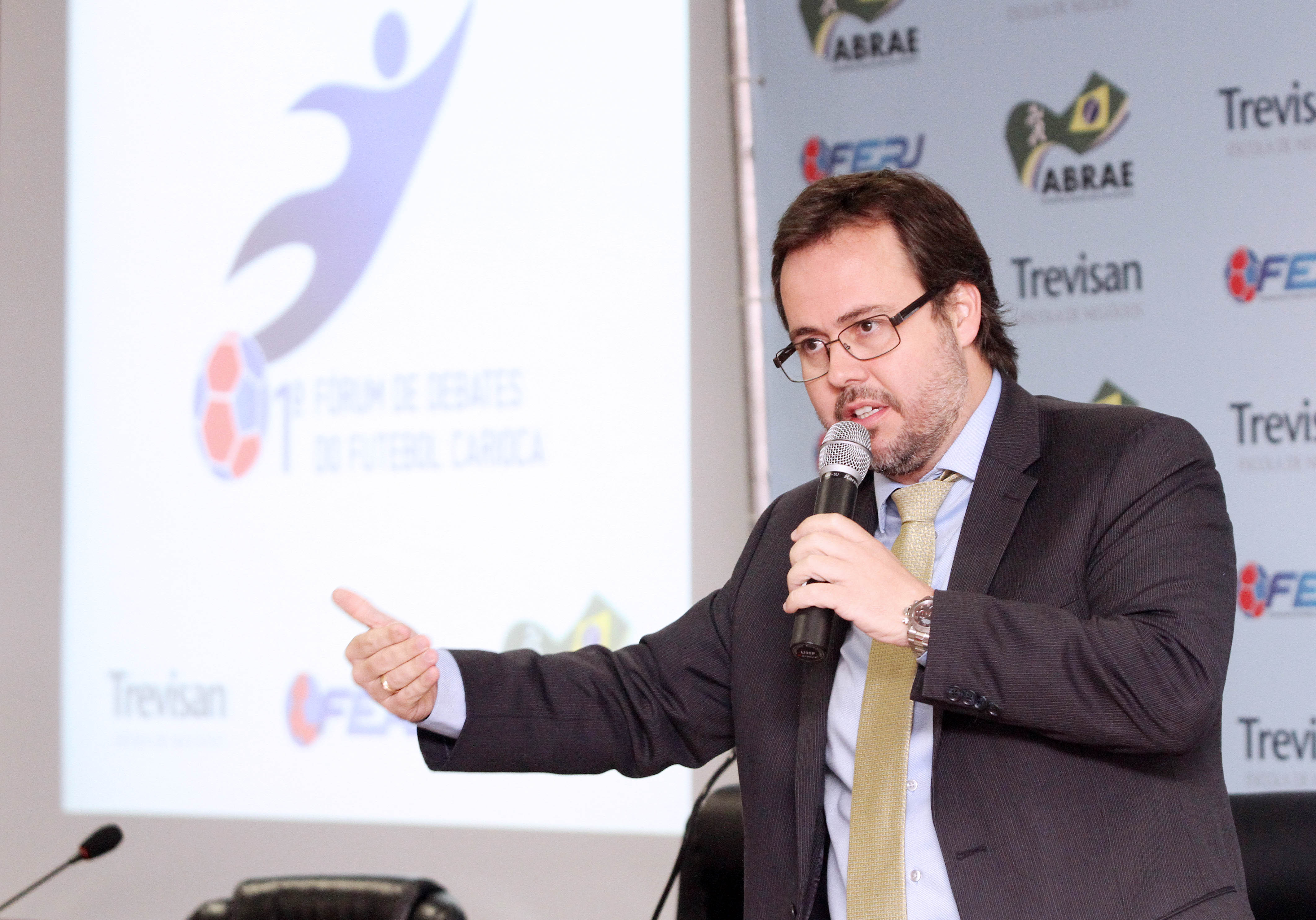 Fórum debate Aspectos Econômicos e Financeiros