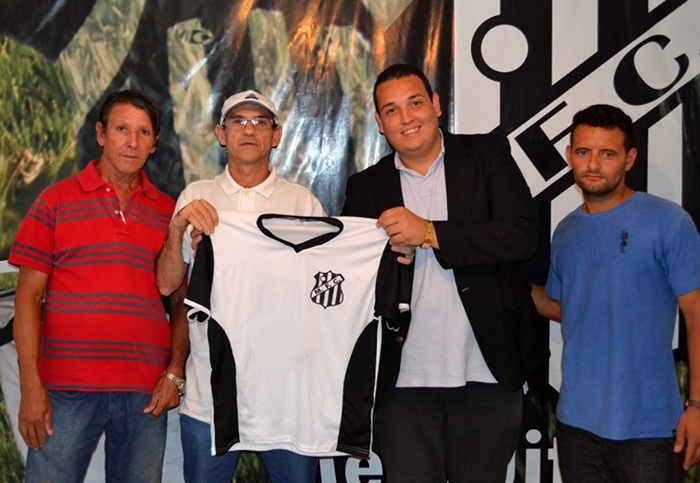 Mesquita apresenta treinador para próxima temporada