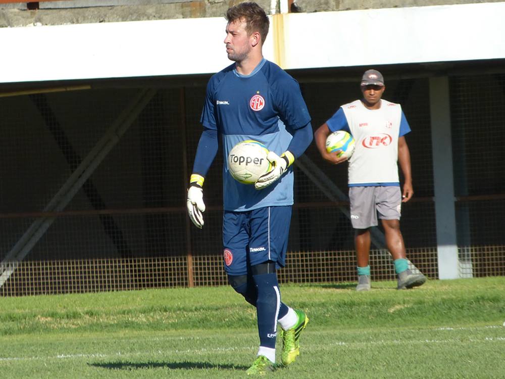 Goleiro Felipe renova com o America para a temporada 2015