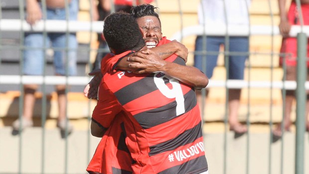 Hernane desencanta e Flamengo goleia o Macaé