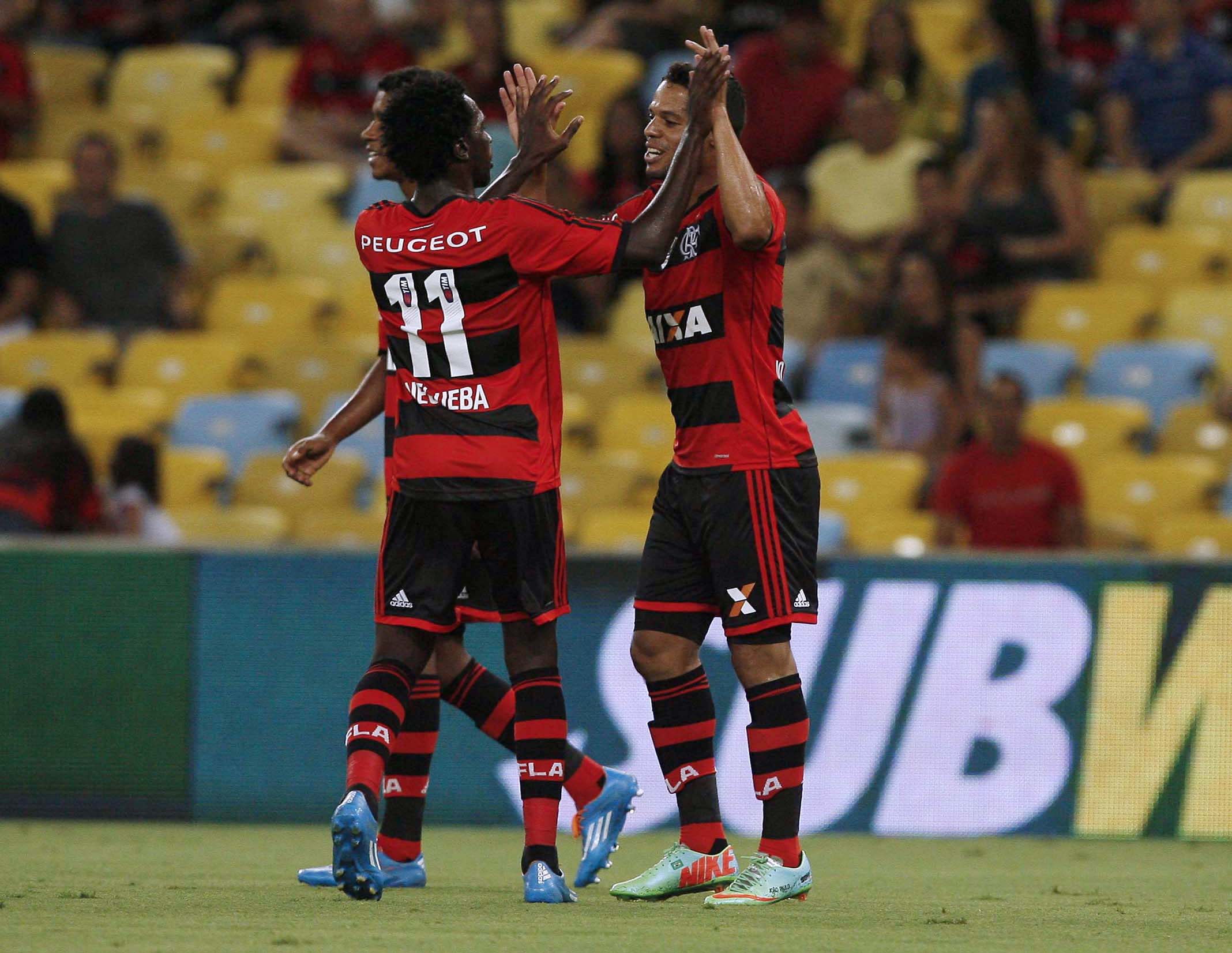 Flamengo vence o Madureira e segue na cola do Fluminense