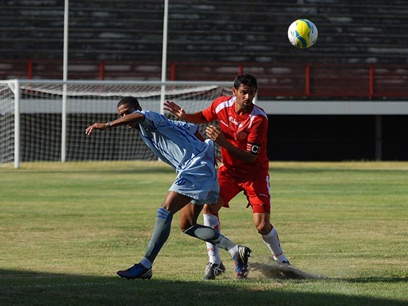 Ceres vence o America e assume a liderança