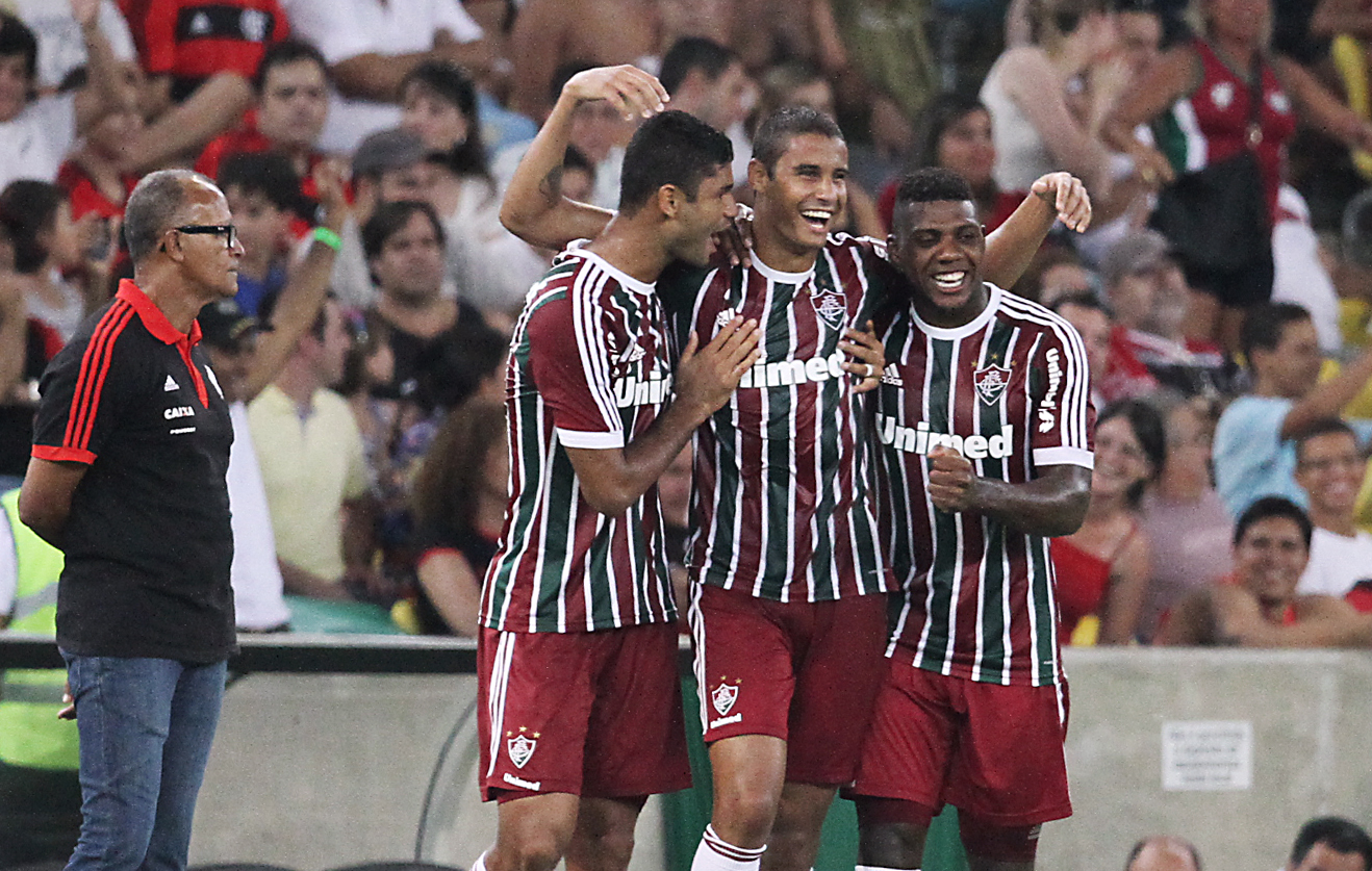 Fluminense vence o clássico e assume a liderança