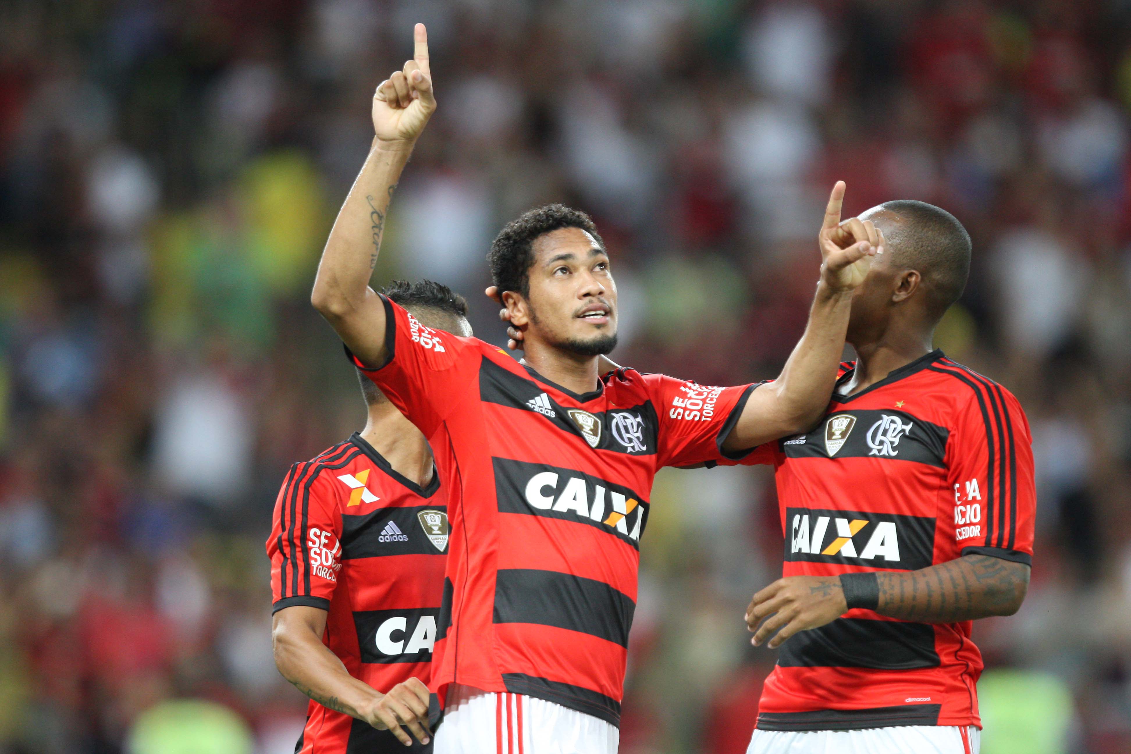 Flamengo vence e se garante nas semifinais