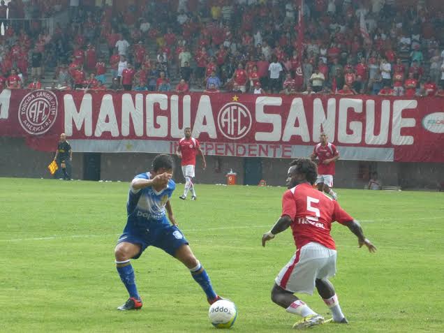 America se classifica com um a menos e virada heroica