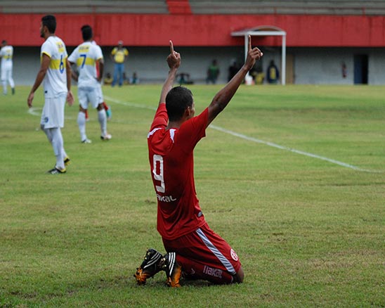 America reage e vence na estreia de Gilson Nunes