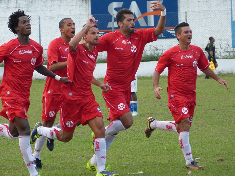 Fora de casa, America supera o Paduano