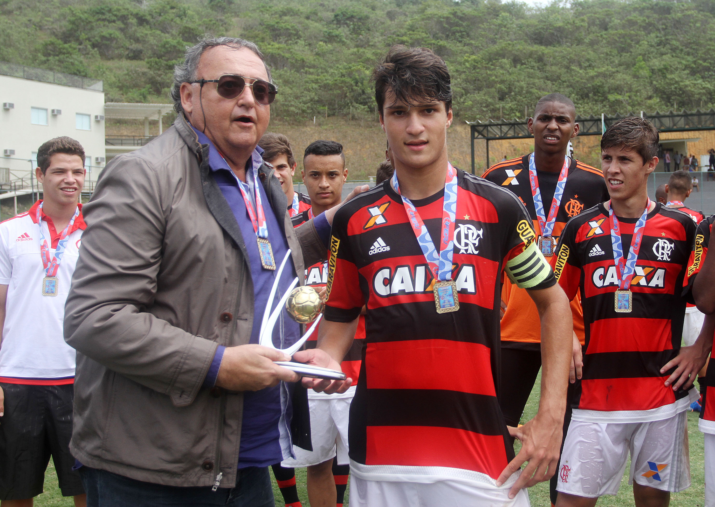 Flamengo recebe premiação do Guilherme Embry Sub-16