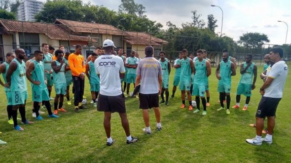 De olho no G2, Voltaço enfrenta o Macaé no Moacyrzão