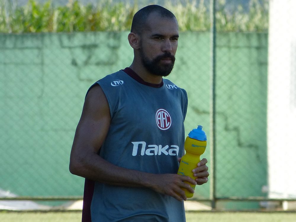 Lateral Wagner Diniz se apresenta ao America