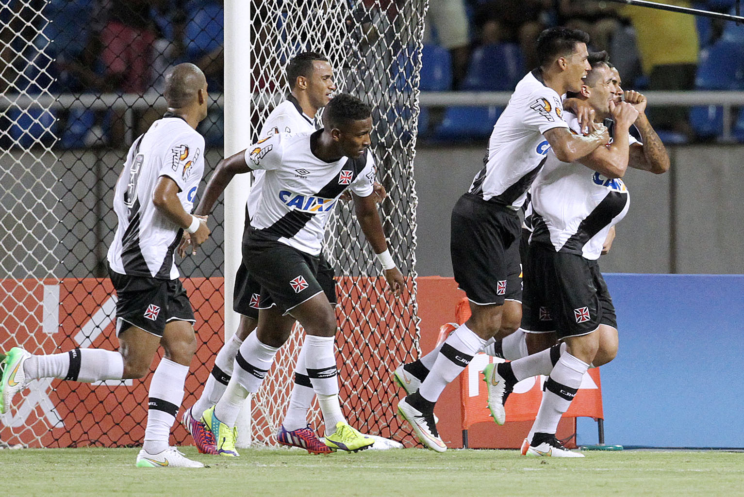 Vasco vence o primeiro clássico do Carioca 2015