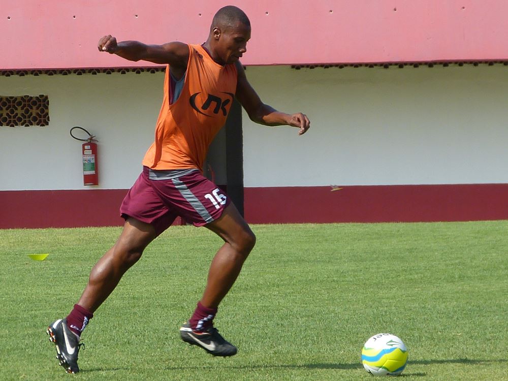 Meio-campista assina com o America