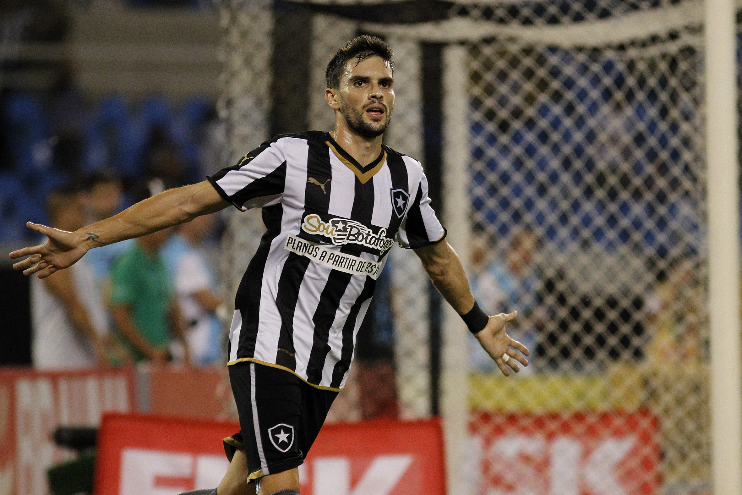 Botafogo vence o Resende e segue firme no G4