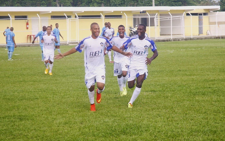 Guilherme festeja gol de falta na estreia do São Gonçalo FC