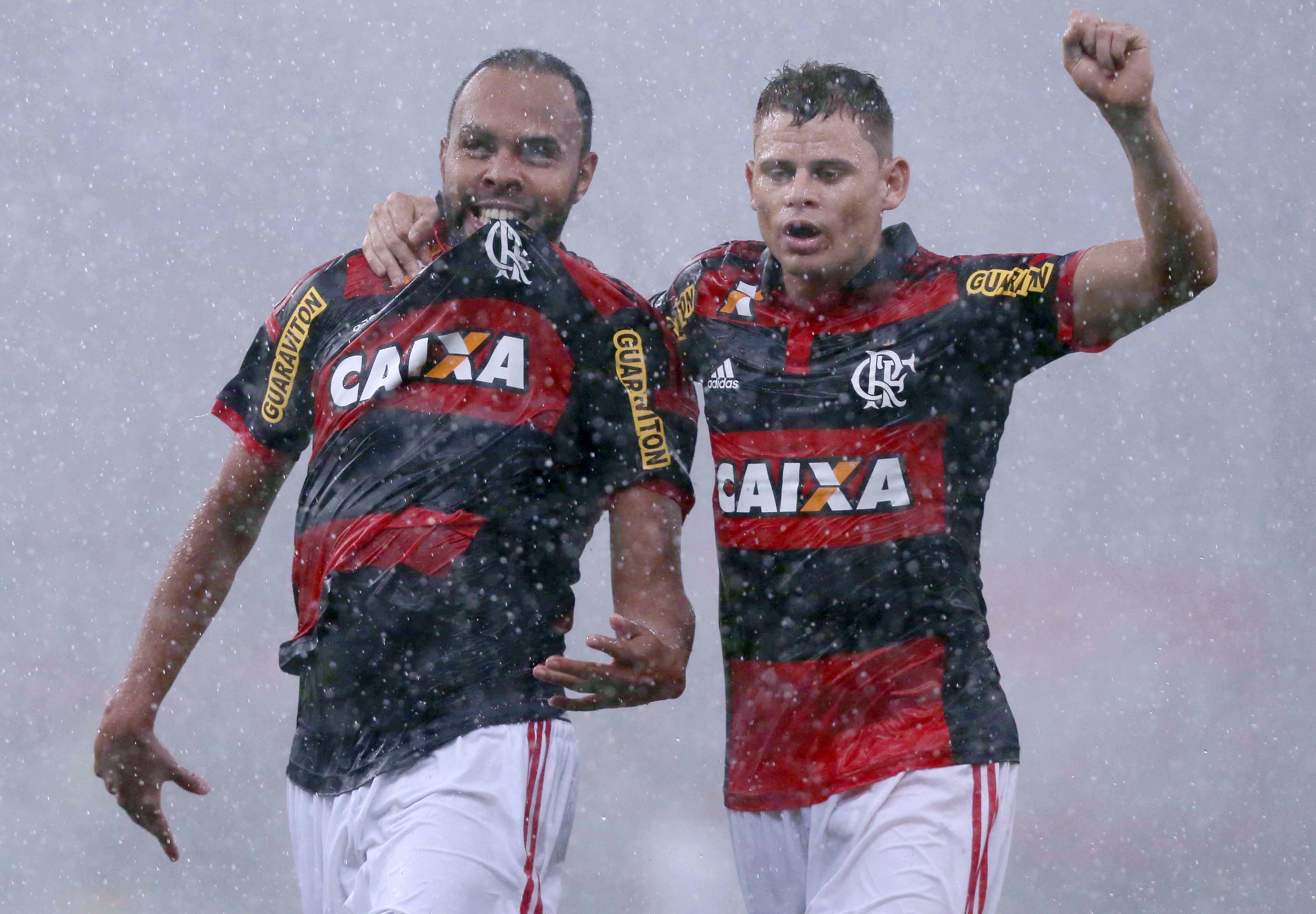Flamengo vence o Vasco com público recorde e muita chuva