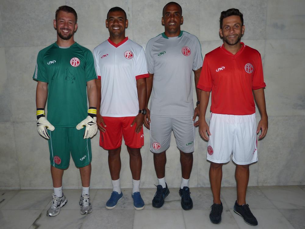 America lança novo uniforme e apresenta elenco