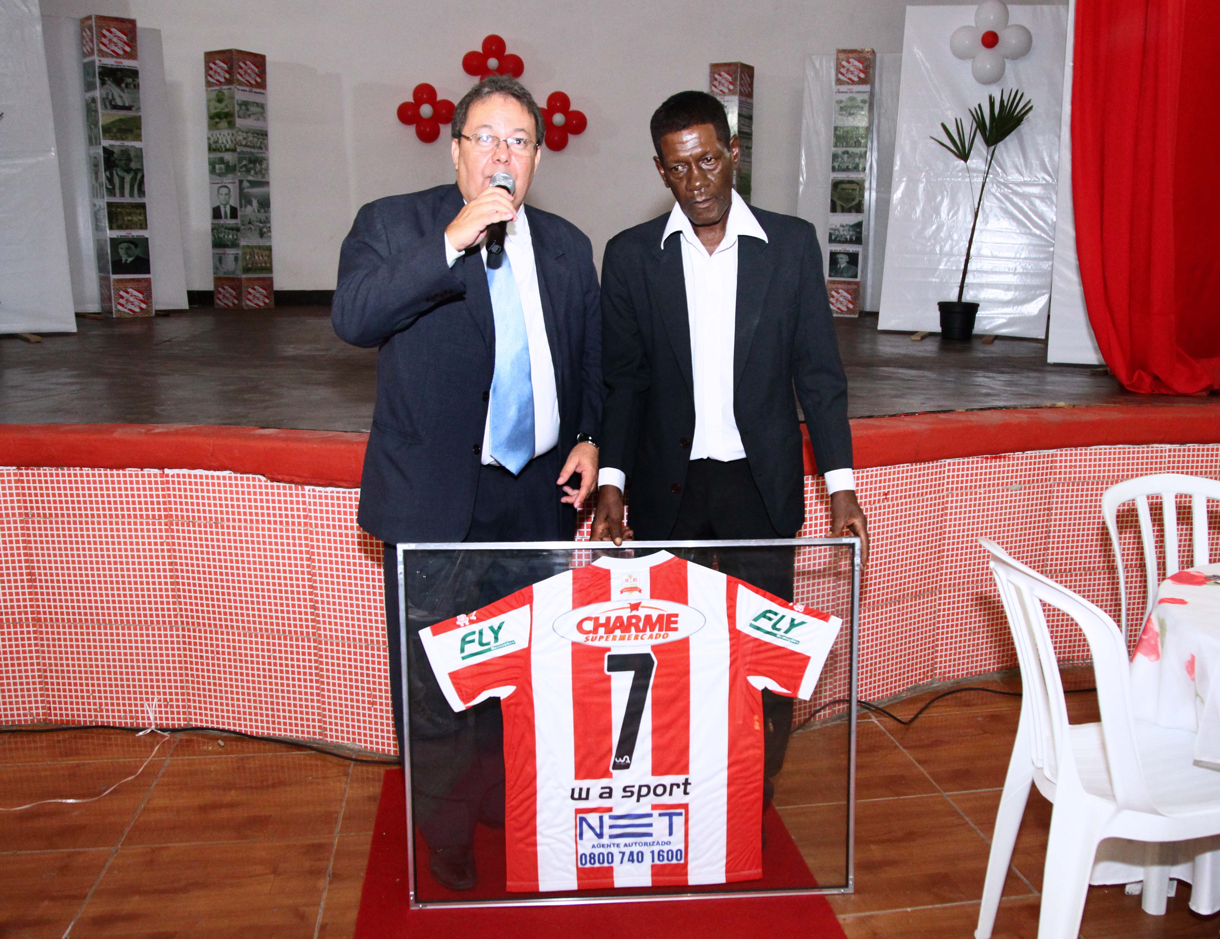 Bangu comemora 111 anos e imortaliza camisa 7