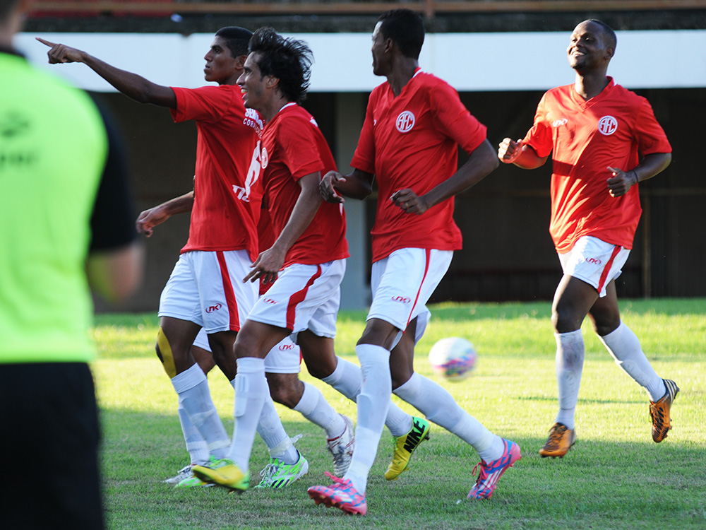 America vence a terceira seguida e se aproxima da classificação