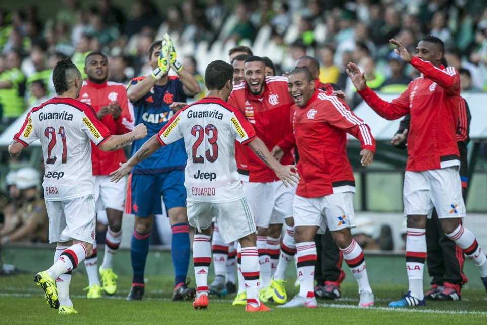 Eduardo da Silva marca e Flamengo vence o Coritiba-PR