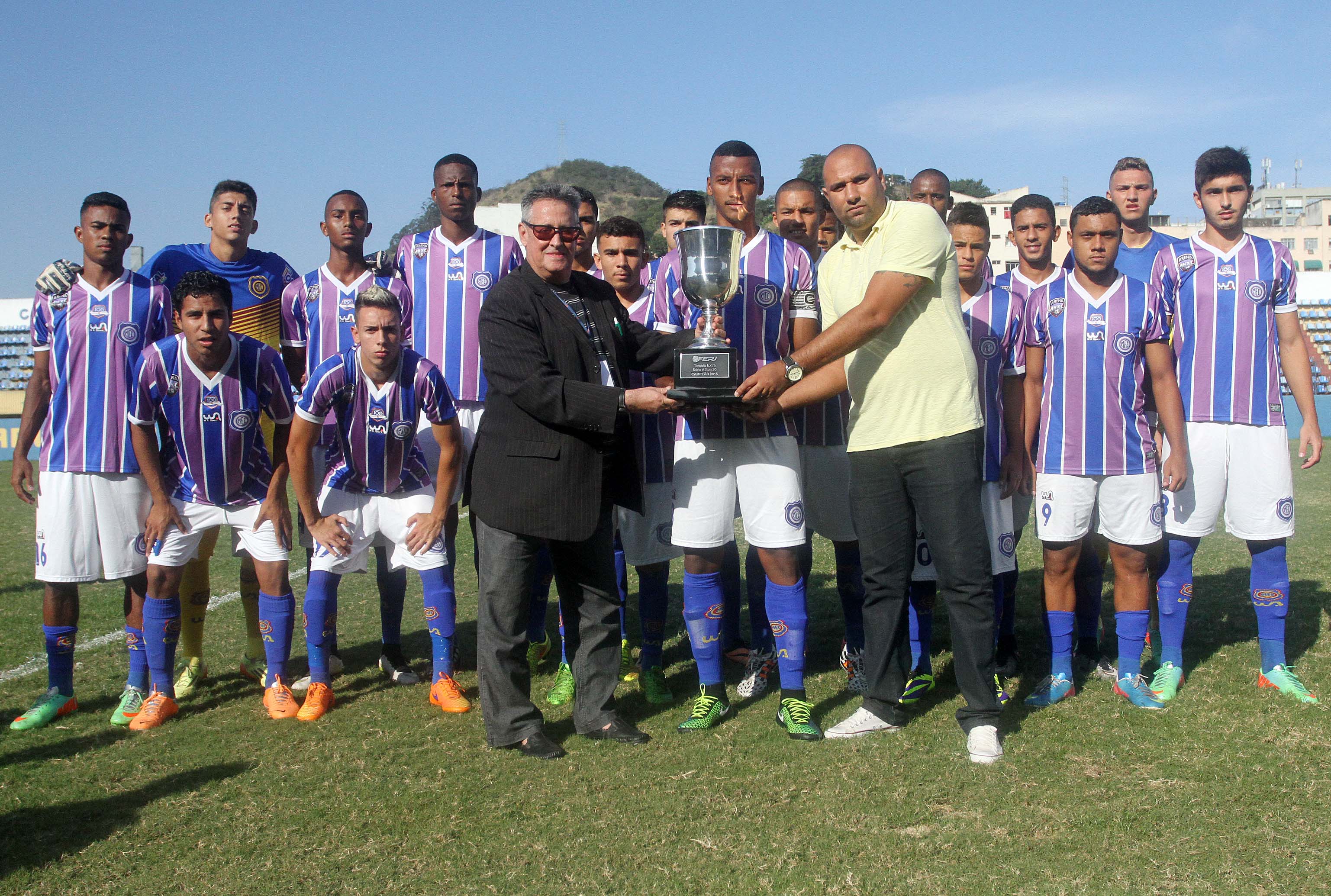 Madureira recebe troféu do Torneio Extra Sub-20