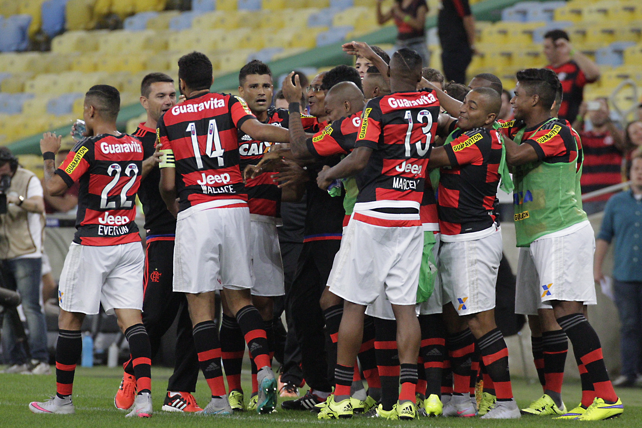 Flamengo passa pelo Atlético-PR no Maracanã