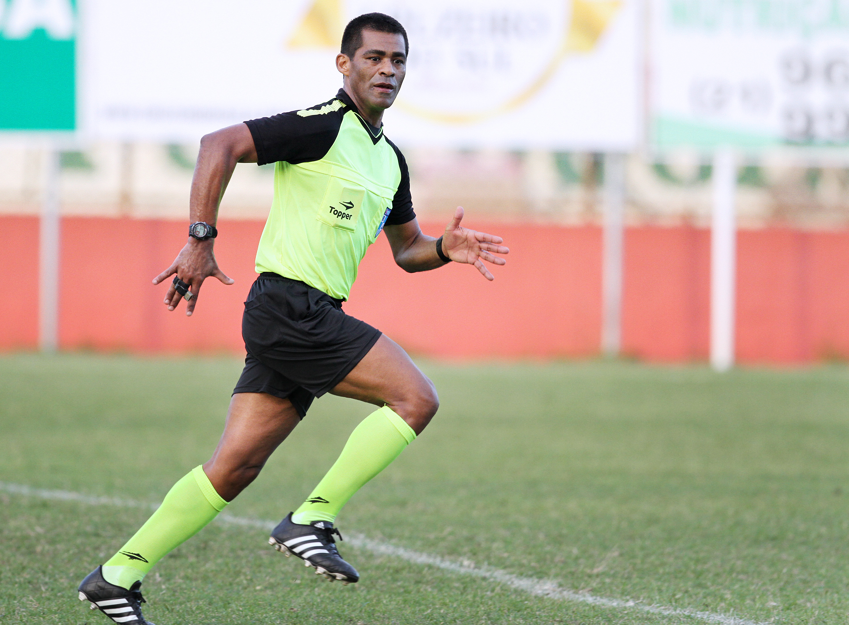 Luis Antônio apita Volta Redonda x Barra Mansa