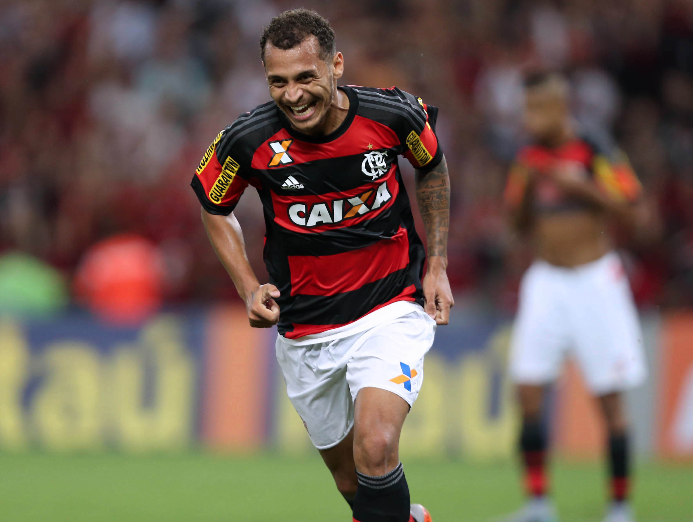 Flamengo derrota o Cruzeiro e chega ao G-4 do Campeonato Brasileiro