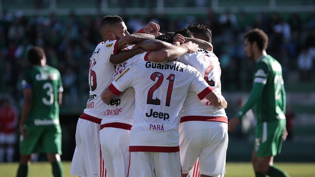 Flamengo derrota a Chapecoense e continua no G4