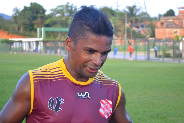 Bangu acerta o retorno de Almir